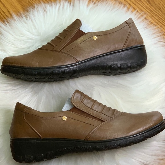 Easy Street Women's Slip On Proctor Flat, Tan/Gore, 6.5 M - Picture 6 of 9